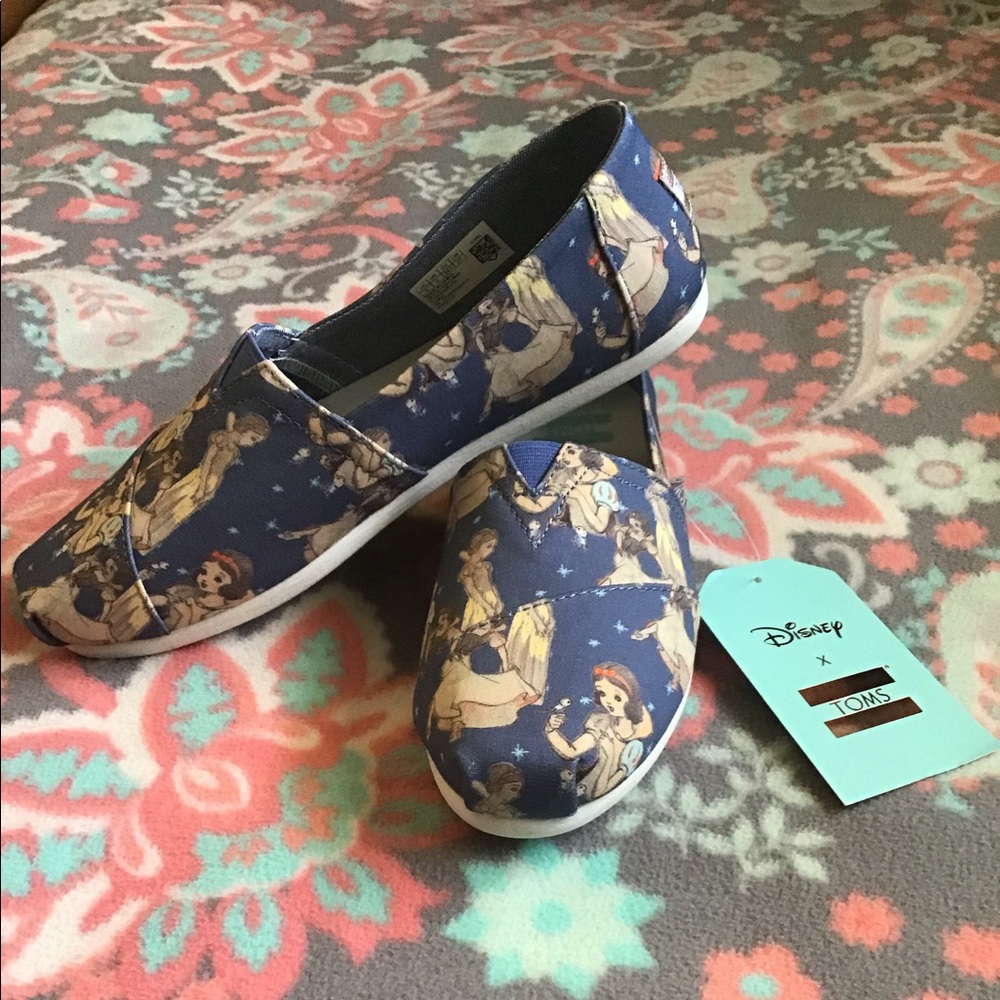 NEW WITH TAGS Disney x Toms Snow White Canvas Shoe
